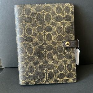 NWT Coach Loved Leather Notebook 🤎🖤
Gold/Brown